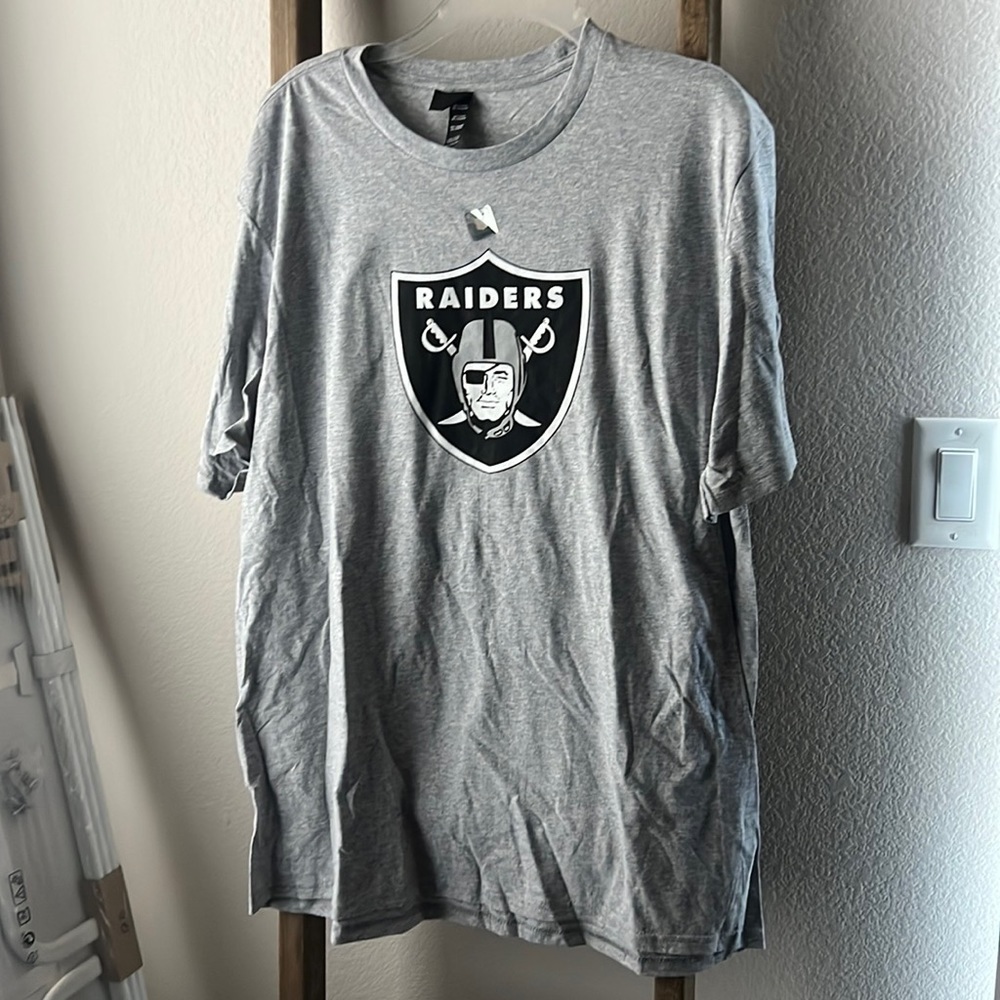 BRAND NEW - RAIDERS / COORS LIGHT GREY TEE - Picture 1 of 5